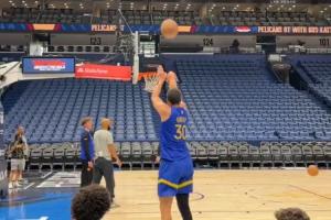 神一般的手感！库里1分20秒底角三分一个不丢 一起欣赏